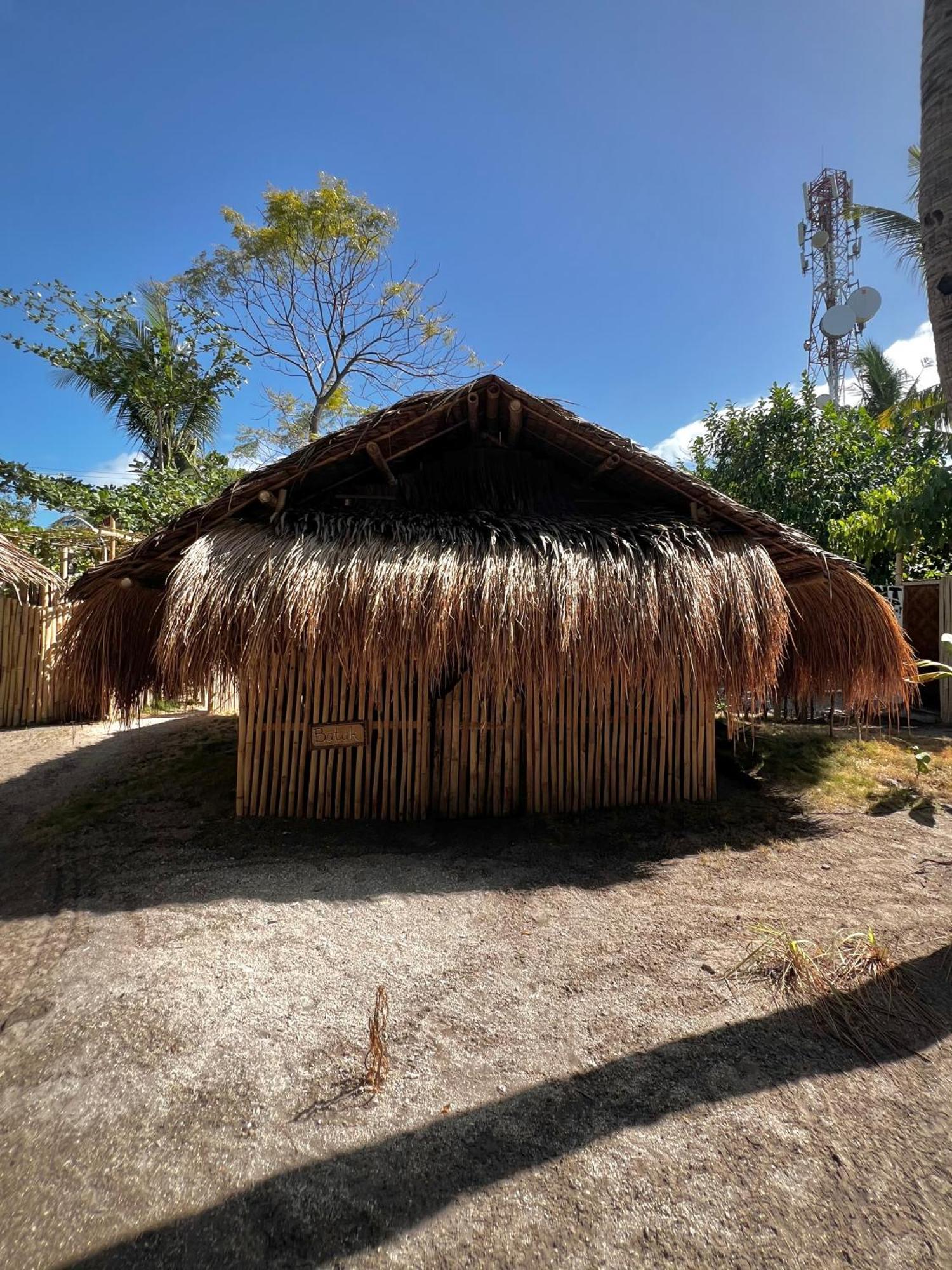 Tribal Huts Community Hostel Daanbantayan Exterior photo